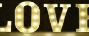LOVE Buchstaben beleuchtet