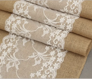 Tischläufer mit Spitze